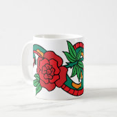 Mug Serpent enveloppé autour d'un tatouage rose rouge (Devant gauche)