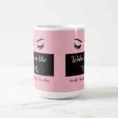 Mug S'est réveillé comme le ce des cils attaquent avec (Centre)