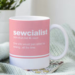 Mug Sewcialist Funny Coudre Typographie moderne Café<br><div class="desc">Sewcialist Funny Sewing Modern Typography Coffee Mug présente une description drôle de dictionnaire d'une personne qui coud. Conçu pour vous par Evco Studio www.zazzle.com/store/evcostudio</div>