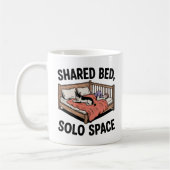 Mug Shared Bed, Solo Space | Dog & Cat Humor (Gauche)