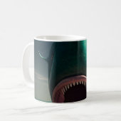 Mug Shark sculpture on the beach (Devant gauche)