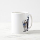 Mug Sheepadoodle avec écharpe à carreaux bleus (Devant droit)