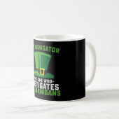 Mug Shenanigator Celui Qui Instine Les Shenanigans (Devant droit)
