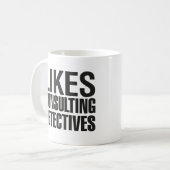 MUG SHERLOCK AIME CONSULTER DES DÉTECTIVES (Devant gauche)