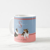 Mug Shetland Sheepdogs, Abris, sur bleu & rose (Devant gauche)