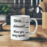 Mug Shh Meme - Ne me parlez pas avant mon café<br><div class="desc">Shh Meme - Ne me parlez pas avant mon café - Cette tasse hilarante vient avec le message utile de quand il est sécuritaire d'approcher quelqu'un qui pourrait ne pas être une personne du matin. Avec les conseils "Shhh... Presque! et maintenant vous pouvez parler" représentant les niveaux de café nécessaire...</div>