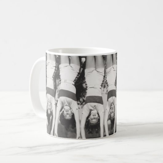 Mug Showgirls sur les bars à singes, design ludique. (Devant gauche)