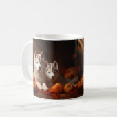 Mug Sibérie Husky Puppy Citrouille d'automne (Devant gauche)