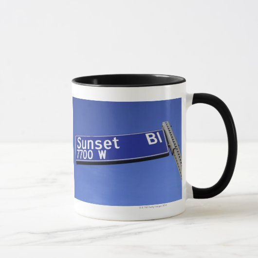 Mug Signe de boulevard de coucher du soleil contre un (Droite)