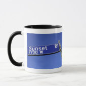 Mug Signe de boulevard de coucher du soleil contre un (Gauche)