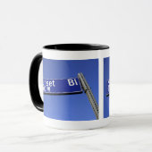 Mug Signe de boulevard de coucher du soleil contre un (Devant gauche)