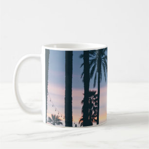 Mug Silhouette de maisons à côté des palmiers et ch