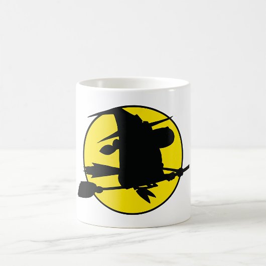 Mug Silhouette de sorcière volant sur un balai contre