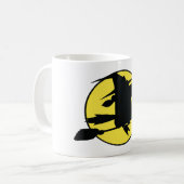 Mug Silhouette de sorcière volant sur un balai contre (Devant gauche)