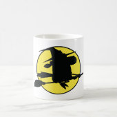 Mug Silhouette de sorcière volant sur un balai contre (Centre)