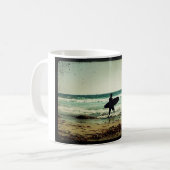 Mug Silhouette de surfeur de style vintage (Devant gauche)