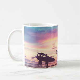 Mug Silhouette Des surfeurs transportant leur surfboa