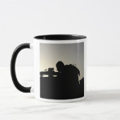 Mug Silhouette d'un Squad mitrailleur automatique d'ar (Gauche)