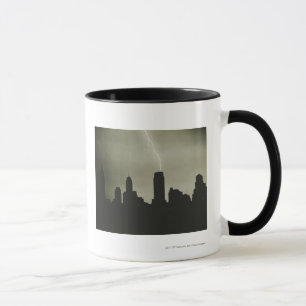 Mug Silhouettes des gratte-ciel et de la foudre en