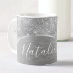 Mug Silver Glitter Glam Bling Personalized<br><div class="desc">Personnalisez facilement cette tasse à café à motif argent brossé et faux parties scintillant glamour avec votre propre nom personnalisé.</div>