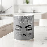 Mug Silver Glitter Sparkle Eyelashes Monogram<br><div class="desc">Argent Faux Parties scintillant à étincelle métallique broyée Monogramme en métal brossé Nom et cils initiaux (cils), Extensions d'oreillettes et Yeux Coffee Cup ou Mug. Le design fait le cadeau parfait pour 16 ans, mariage, douche nuptiale, anniversaire, baby shower ou bachelorette pour quelqu'un à la recherche d'un style cool tendance....</div>