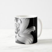 Mug Silver Lily : Élégance Florale Monochrome. (Devant droit)