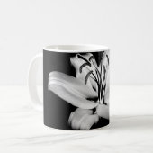 Mug Silver Lily : Élégance Florale Monochrome. (Devant gauche)