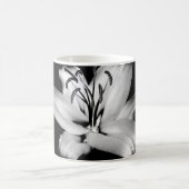 Mug Silver Lily : Élégance Florale Monochrome. (Centre)