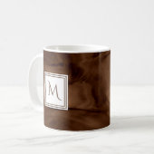 Mug Simple Brown foncé Marbre subtil Monogramme modern (Devant gauche)