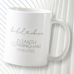 Mug Simple minimaliste Élégant Fête des mariées Coeur<br><div class="desc">Ce design simple et moderne est composé de sans serif et de typographie cursive ludique avec des coeurs de doodle. Parfait pour les mariages de la douche nuptiale faveurs.</div>