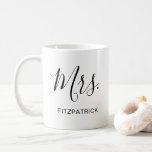 Mug Simple Mme Nom de famille Nouveau mariée Mariage<br><div class="desc">Simple tasse à café avec "Mrs" dans un script élégant avec votre nom en noir sur un arrière - plan blanc. Cette tasse à café moderne fait un grand cadeau mariage pour une mariée.</div>