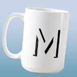 Mug Simple Monogramme initial ombre portée personnalis<br><div class="desc">Moderne,  simple et minimaliste goutte ombre monogramme design initial de typographie en noir et blanc monotone,  qui peut être changé pour personnaliser.</div>