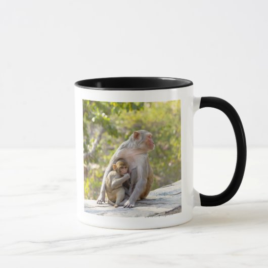Mug Singes de Macaque de rhésus de mère et de bébé sur (Droite)