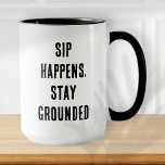 Mug Sip Happens Funny Moderne Simple Noir et Blanc<br><div class="desc">Design est composé de typographie moderne avec police sans serif. Citation drôle : Sip Happens,  Stay Ground.</div>