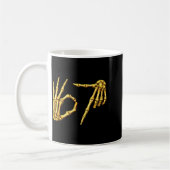 Mug Six Seven 6 7 Mème Drôle de Squelette Mains Signe (Gauche)