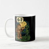 Mug Six Seven Funny Bigfoot And Alien 67 Viral Meme Sa (Gauche)