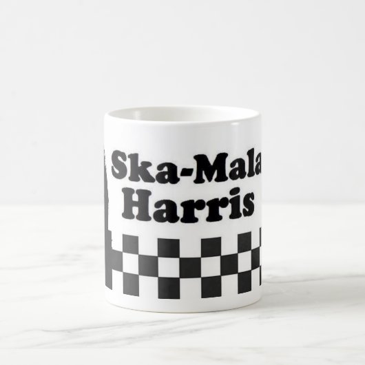 Mug Skamala Harris (Centre)
