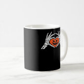 Mug Skeleton Met Un Coeur Halloween Éffrayant Classiqu (Devant droit)