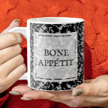Mug Skeletons BONE APPÉTIT<br><div class="desc">Skeletons sur un arrière - plan noir et BONE APPÉTIT en lettrage chic,  vous vous amuserez avec cette tasse de café. CORRESPONDRE des articles dans notre magasin.</div>