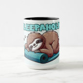 Mug Sleepaholic - Sleeping Sloth sur tapis de Yoga (Centre)