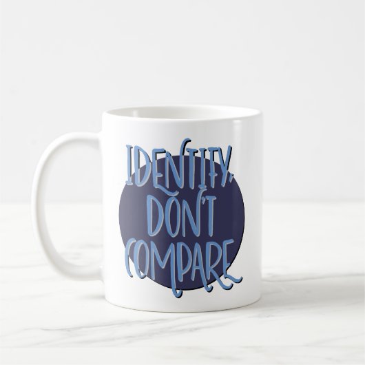 Mug Slogan de rétablissement : Identifier, pas compare (Gauche)