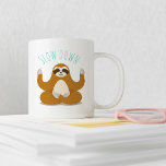 Mug Sloth in Lotus Yoga Pose "Ralentir"<br><div class="desc">Illustration amusante d'un mignon paresseux tenant une pose de lotus yoga et les mots "Ralentir" en police manuscrite.</div>