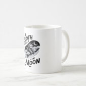Mug Sloth Riding a Rocket to the Moon (Devant droit)