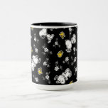 Mug Snoopy & Woodstock Fun & Flowers<br><div class="desc">Jetez un oeil à ce design super mignon avec Snoopy & Woodstock s'arrêtant pour sentir les fleurs.</div>