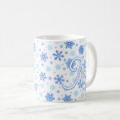 Mug Snowflake Pastel Baby Blue Élégant Script Monogram (Devant droit)