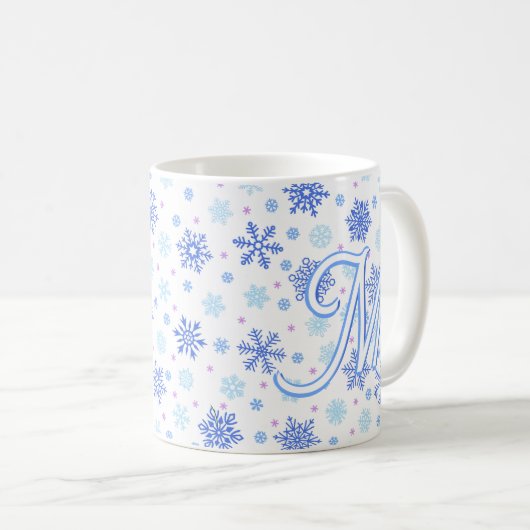 Mug Snowflake Pastel Baby Blue Élégant Script Monogram (Devant droit)