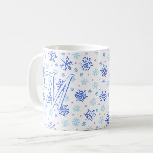 Mug Snowflake Pastel Baby Blue Élégant Script Monogram (Devant gauche)