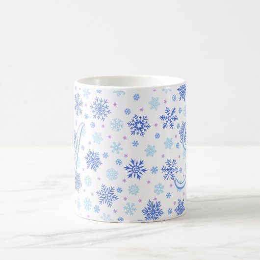Mug Snowflake Pastel Baby Blue Élégant Script Monogram (Centre)