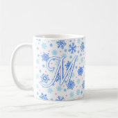 Mug Snowflake Pastel Baby Blue Élégant Script Monogram (Gauche)