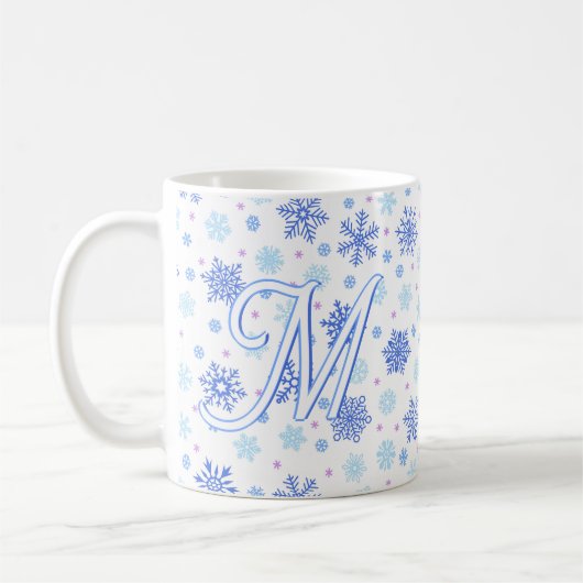 Mug Snowflake Pastel Baby Blue Élégant Script Monogram (Gauche)